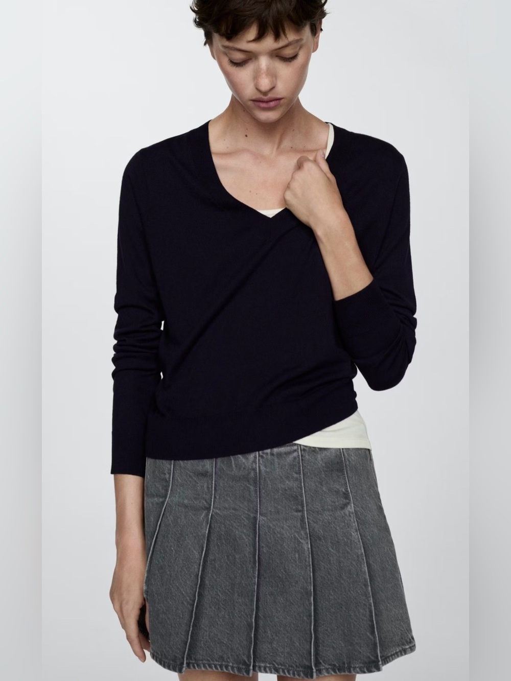 NWOT- Mango FINE-KNIT V-NECK SWEATER, dark Navy, size Small